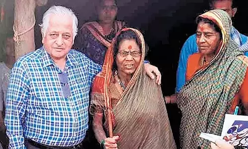 Dharwad : डॉक्टरों ने 100 निवासियों वाले गांव को गोद लेकर दूसरों के लिए मिसाल कायम की