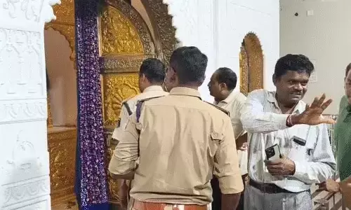 मंदिर में हार और दानपेटी से कैश चोरी, 10 लाख उड़ा ले गए चोर