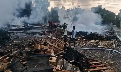 Tamil Nadu: कांचीपुरम के पास फर्नीचर फैक्ट्री में लगी आग Tamil Nadu: कांचीपुरम के पास फर्नीचर फैक्ट्री में लगी आग