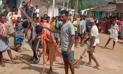 Odisha : हल से बैलों की तरह बांधा गया एक और जोड़े को भी यही सजा Odisha : हल से बैलों की तरह बांधा गया एक और जोड़े को भी यही सजा
