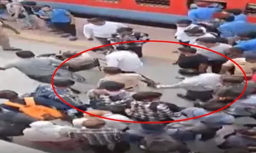 चलती ट्रेन में भिड़े यात्री, ब्लेड चल गया चलती ट्रेन में भिड़े यात्री, ब्लेड चल गया