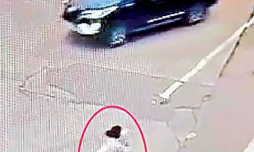 Odisha : आदमी जिसने लड़की को टोल गेट पर छोड़ दिया Odisha : आदमी जिसने लड़की को टोल गेट पर छोड़ दिया