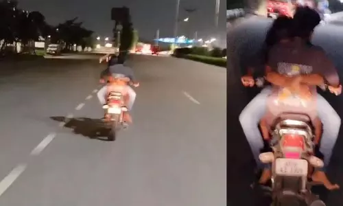 आरामघर फ्लाईओवर पर जोड़े की रोमांटिक हरकतें, वीडियो हुआ वायरल