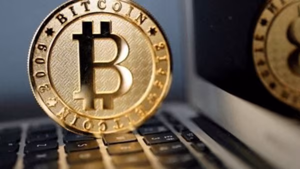 Bitcoin पहली बार 1,21,000 डॉलर के पार पहुंचा Bitcoin पहली बार 1,21,000 डॉलर के पार पहुंचा