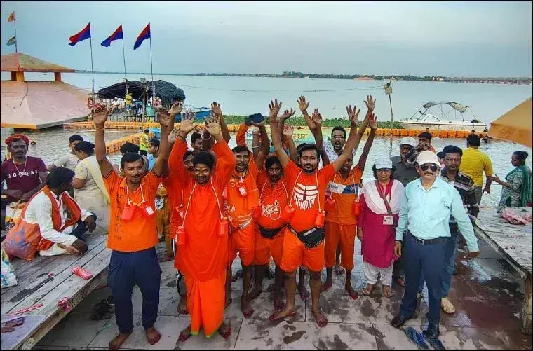 Prayagraj: हर हर महादेव के नारों के बीच शुरू हुआ जलाभिषेक Prayagraj: हर हर महादेव के नारों के बीच शुरू हुआ जलाभिषेक