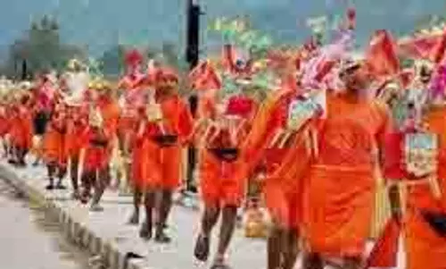 Bihar: आंखों पर पट्टी बांधकर बाबाधाम देवघर पैदल जा रहे हैं ये कांवड़िये Bihar: आंखों पर पट्टी बांधकर बाबाधाम देवघर पैदल जा रहे हैं ये कांवड़िये