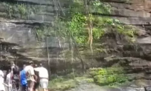 वाटरफॉल में स्टंट, मौत को दावत दे रहे युवा पर्यटक वाटरफॉल में स्टंट, मौत को दावत दे रहे युवा पर्यटक