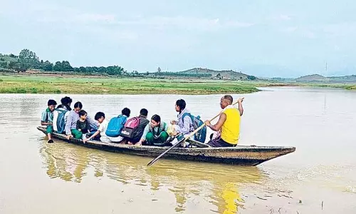 Sunabeda स्कूल जाने के लिए छात्र जलाशय पार कर रहे