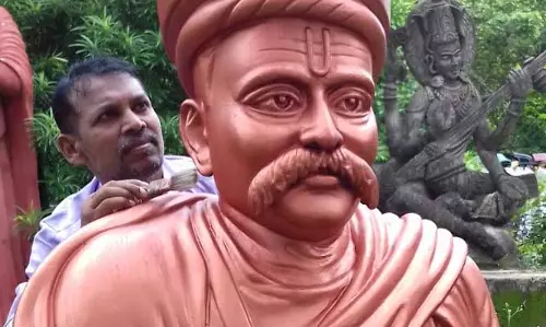 लोकमान्य बाल गंगाधर तिलक की नयनाभिराम प्रतिमा बनाई