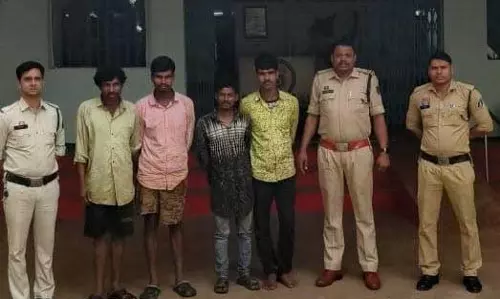 धान चोर गिरोह का पर्दाफाश, 4 आरोपी हुए गिरफ्तार धान चोर गिरोह का पर्दाफाश, 4 आरोपी हुए गिरफ्तार