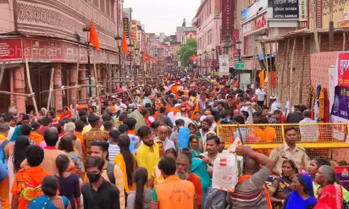 Kashi Vishwanath में भोले के भक्तों की भीड़, पहले सोमवार को विशेष पूजा-अर्चना Kashi Vishwanath में भोले के भक्तों की भीड़, पहले सोमवार को विशेष पूजा-अर्चना