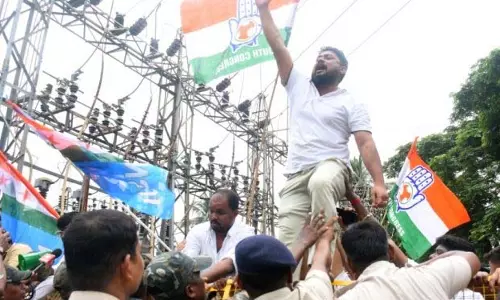 Bhubaneswar: आत्मदाह का गुस्सा सड़कों पर फैलाया गया Bhubaneswar: आत्मदाह का गुस्सा सड़कों पर फैलाया गया