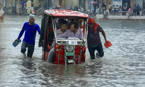Jaipur: लगातार बारिश से जलजमाव, जनजीवन प्रभावित Jaipur: लगातार बारिश से जलजमाव, जनजीवन प्रभावित
