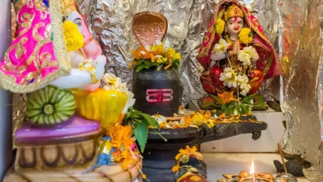 Shivling पर चढ़ाया गया प्रसाद क्यों नहीं खाया जाता? जानें धार्मिक मान्यताएं