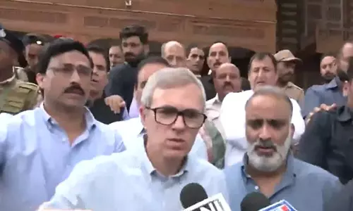 अब्दुल्ला ने नक्शबंद साहिब कब्रिस्तान जाने पर लगाए गए प्रतिबंधों की आलोचना की