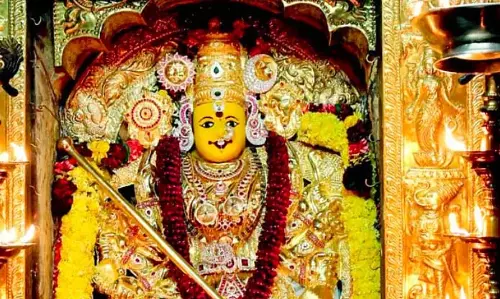 Andhra: कनक दुर्गा मंदिर में आषाढ़ सायर के लिए भारी भीड़ Andhra: कनक दुर्गा मंदिर में आषाढ़ सायर के लिए भारी भीड़