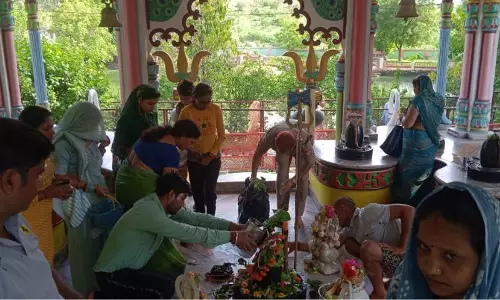 Kampil: हर हर महादेव के जयघोष से गूंज उठा रामेश्वर नाथ मंदिर परिसर Kampil: हर हर महादेव के जयघोष से गूंज उठा रामेश्वर नाथ मंदिर परिसर