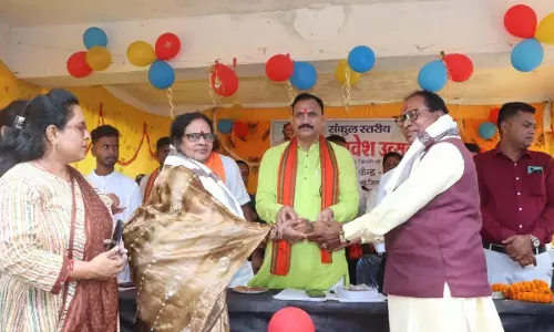 स्वास्थ्य मंत्री के हाथों सम्मानित हुए लोक कलाकार मानिकपुरी दंपति