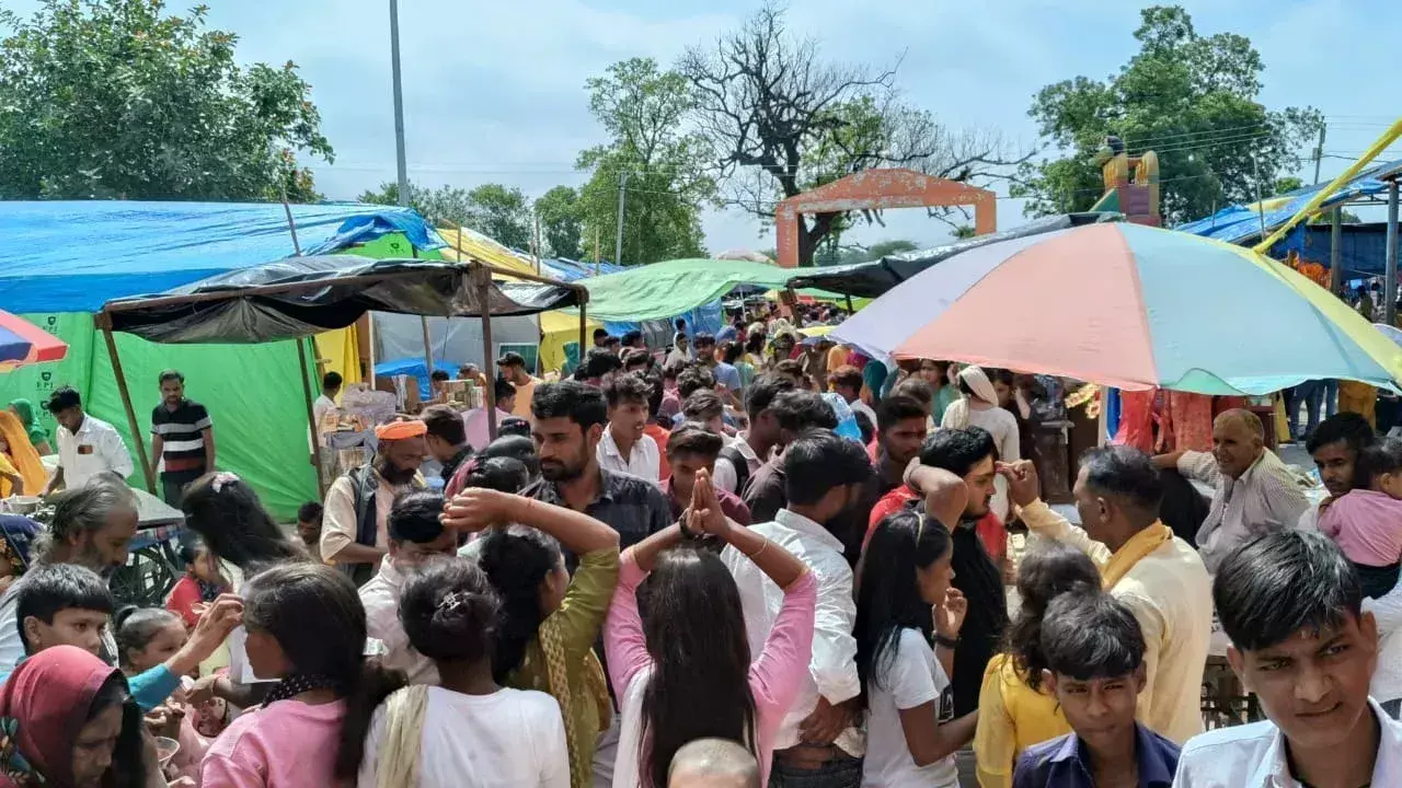 Farrukhabad: शिव मंदिरों में गूंजे बम बम बोले के उद्घोष Farrukhabad: शिव मंदिरों में गूंजे बम बम बोले के उद्घोष