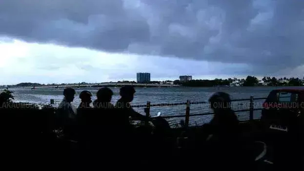 Kerala: मौसम का बदला मिज़ाज, तेज़ हवाओं और बारिश को लेकर अलर्ट जारी Kerala: मौसम का बदला मिज़ाज, तेज़ हवाओं और बारिश को लेकर अलर्ट जारी