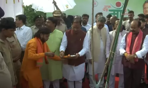 एक पेड़ माँ के नाम 2.0 वृक्षारोपण कार्यक्रम में सीएम साय हुए शामिल एक पेड़ माँ के नाम 2.0 वृक्षारोपण कार्यक्रम में सीएम साय हुए शामिल
