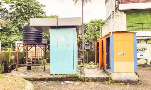 Kerala: अंगमाली निजी बस स्टैंड के शौचालय का निरीक्षण Kerala: अंगमाली निजी बस स्टैंड के शौचालय का निरीक्षण