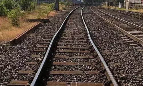 Kerala : वलपट्टनम में रेलवे ट्रैक पर पत्थर, पीछे छात्र Kerala : वलपट्टनम में रेलवे ट्रैक पर पत्थर, पीछे छात्र