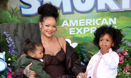 गर्भवती Rihanna ने भूरे रंग के गाउन में पहली बार रेड कार्पेट पर जलवा बिखेरा
