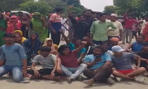 Prayagraj: राहगीर की मौत के बाद गुस्साए लोगों ने किया चक्काजाम