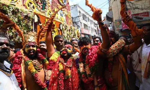 उज्जैनी महाकाली में रंगम अनुष्ठान, दैवज्ञ ने Telangana में अच्छी बारिश की भविष्यवाणी की उज्जैनी महाकाली में रंगम अनुष्ठान, दैवज्ञ ने Telangana में अच्छी बारिश की भविष्यवाणी की