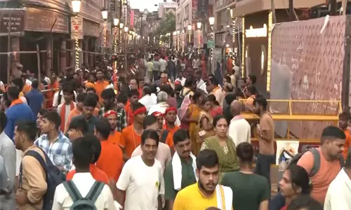 कांवड़ यात्रा के तीर्थयात्री सावन के पहले सोमवार को काशी विश्वनाथ मंदिर पहुंचे कांवड़ यात्रा के तीर्थयात्री सावन के पहले सोमवार को काशी विश्वनाथ मंदिर पहुंचे