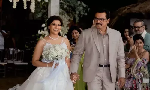 Varalaxmi Sarathkumar अपने पिता आर सरथकुमार के साथ गलियारे से नीचे चली गईं Varalaxmi Sarathkumar अपने पिता आर सरथकुमार के साथ गलियारे से नीचे चली गईं