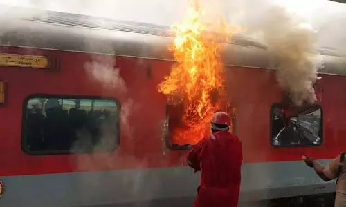Tirupati के पास एक्सप्रेस ट्रेन में भीषण आग लगने की घटना Tirupati के पास एक्सप्रेस ट्रेन में भीषण आग लगने की घटना