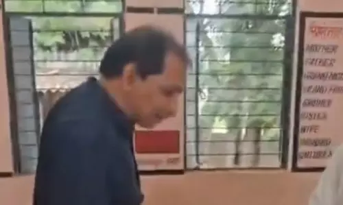 स्टूडेंट्स से घरेलू काम करवा रहा शिक्षक, कलेक्टर के पास शिकायत