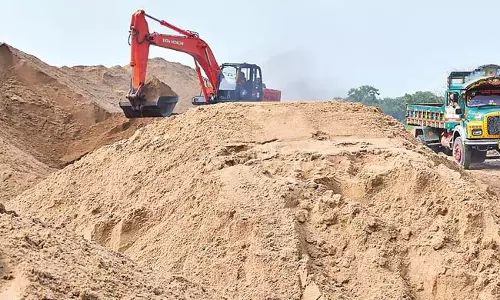 Andhra : रेत की कीमतें अस्थिर है Andhra : रेत की कीमतें अस्थिर है