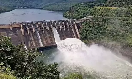 Andhra : श्रीशैलम जलाशय में बाढ़ का प्रवाह जारी है