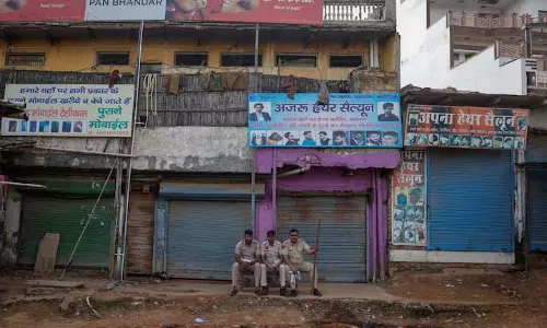 ब्रज मंडल यात्रा से पहले उपद्रवियों ने नूंह मजार को निशाना बनाया, क्षतिग्रस्त किया ब्रज मंडल यात्रा से पहले उपद्रवियों ने नूंह मजार को निशाना बनाया, क्षतिग्रस्त किया