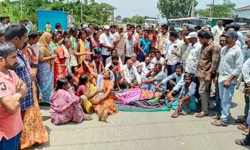 Khammam में महिला की करंट लगने से मौत, ग्रामीणों ने मुआवजे की मांग को लेकर किया प्रदर्शन