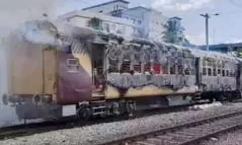 Telangana: तिरुपति-हिसार एक्सप्रेस के डिब्बे में लगी आग Telangana: तिरुपति-हिसार एक्सप्रेस के डिब्बे में लगी आग