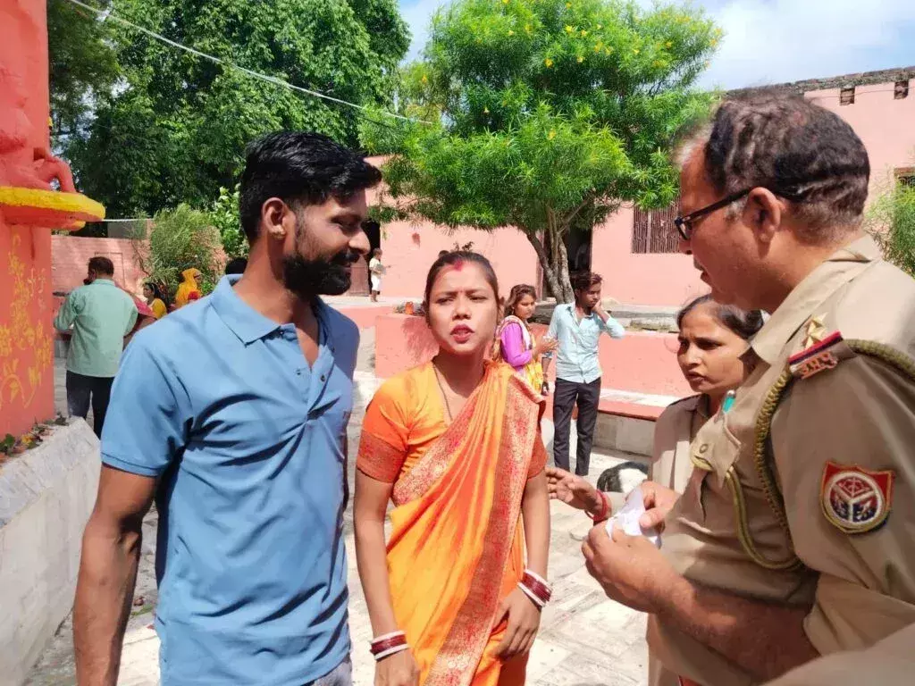 Farrukhabad: मंदिर में महिला का पर्स चोरी, सुरक्षा व्यवस्था पर सवाल Farrukhabad: मंदिर में महिला का पर्स चोरी, सुरक्षा व्यवस्था पर सवाल