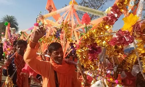 Nawabganj: शिव मंदिर में गूंजे रोजगार की कामना के जयकारे Nawabganj: शिव मंदिर में गूंजे रोजगार की कामना के जयकारे