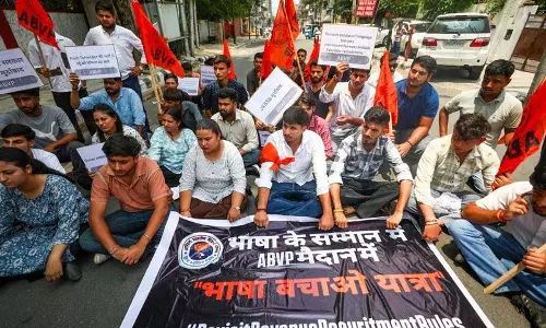 भर्ती में उर्दू को अनिवार्य बनाने के खिलाफ ABVP ने जम्मू में किया विरोध प्रदर्शन