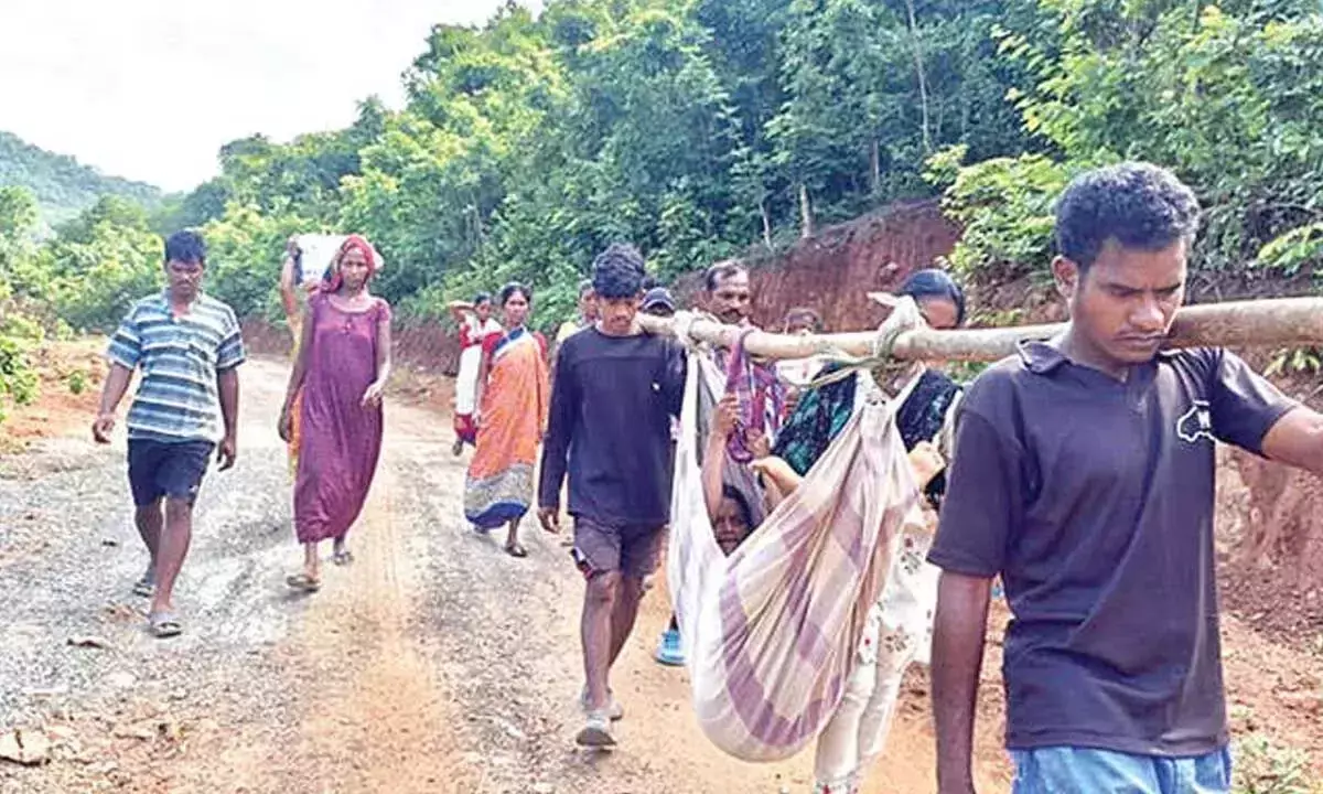 Andhra: एम्बुलेंस देरी से पहुंची, आदिवासी महिला ने बीच रास्ते में ही बच्चे को जन्म दिया