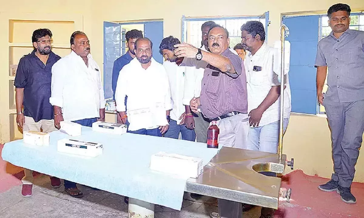 Andhra: मंत्री ने पशु जन्म नियंत्रण केंद्र का दौरा किया
