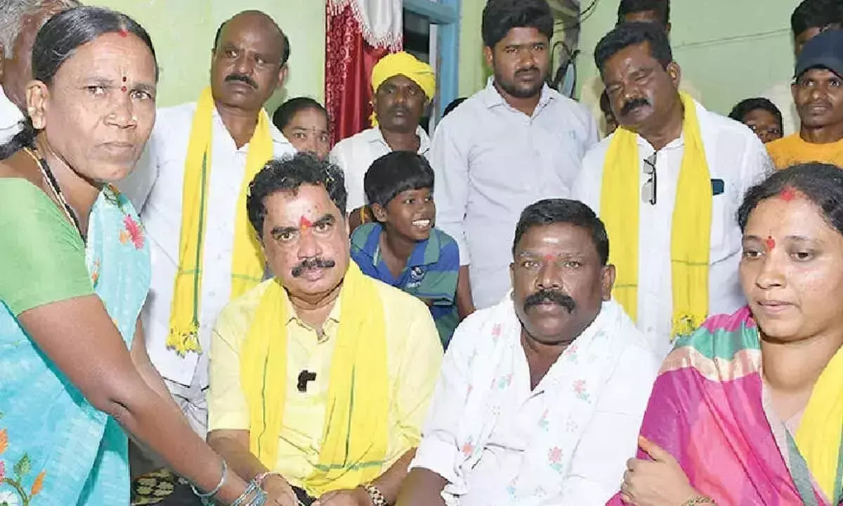 Andhra: विधायक ने घर-घर जाकर सर्वेक्षण में हिस्सा लिया