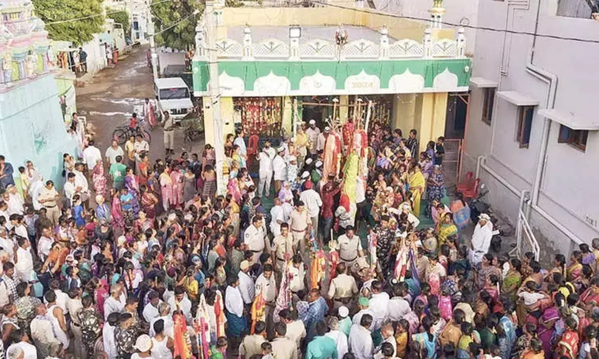 Andhra: डिम्मागुडी में 30 साल बाद मुहर्रम मनाया गया Andhra: डिम्मागुडी में 30 साल बाद मुहर्रम मनाया गया