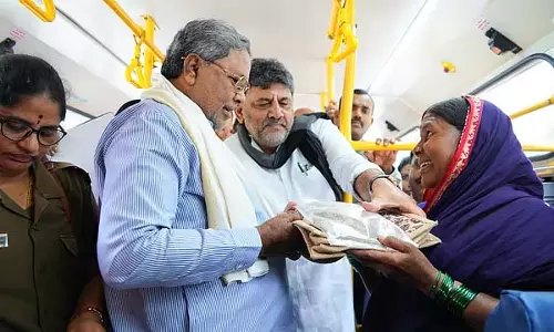 CM सिद्धारमैया कंडक्टर बने; महिला को 500 करोड़ का टिकट बांटा