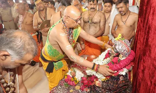 प्रथम श्रावण सोमवार को ढोल-नगाड़े के साथ निकाली गई महाकाल सवारी; वैदिक मंत्रोच्चार से गूंजा उज्जैन प्रथम श्रावण सोमवार को ढोल-नगाड़े के साथ निकाली गई महाकाल सवारी; वैदिक मंत्रोच्चार से गूंजा उज्जैन