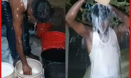 तलाक हुआ...दूध से स्नान किया, वायरल वीडियो ने इंटरनेट पर मचाई हलचल तलाक हुआ...दूध से स्नान किया, वायरल वीडियो ने इंटरनेट पर मचाई हलचल