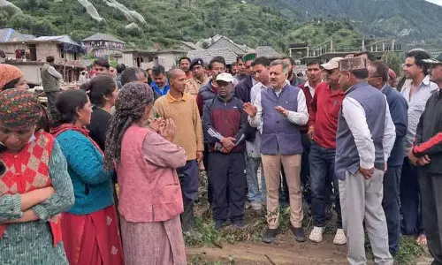 Himachal: आशा की किरण जगाते हुए मंत्री ने बाढ़ प्रभावित परिवारों को सहायता देने का वादा किया Himachal: आशा की किरण जगाते हुए मंत्री ने बाढ़ प्रभावित परिवारों को सहायता देने का वादा किया